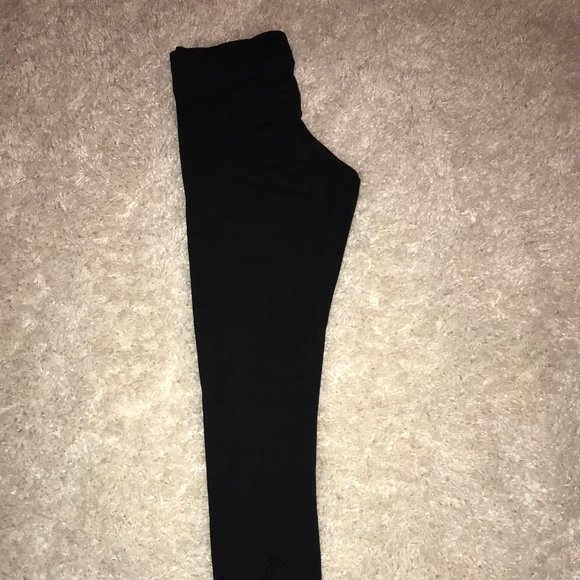 Low Waisted Black Leggings - Picture 3 of 3